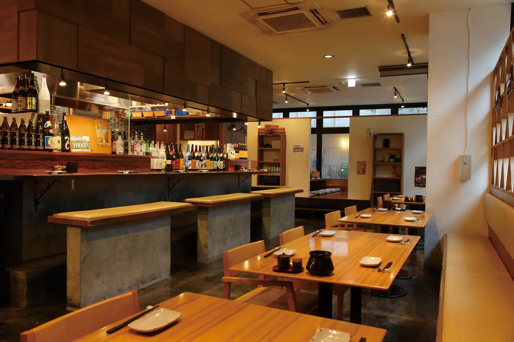 The comfortable interior of Kyushu Meibutsu Tometeba Imaizumi Store