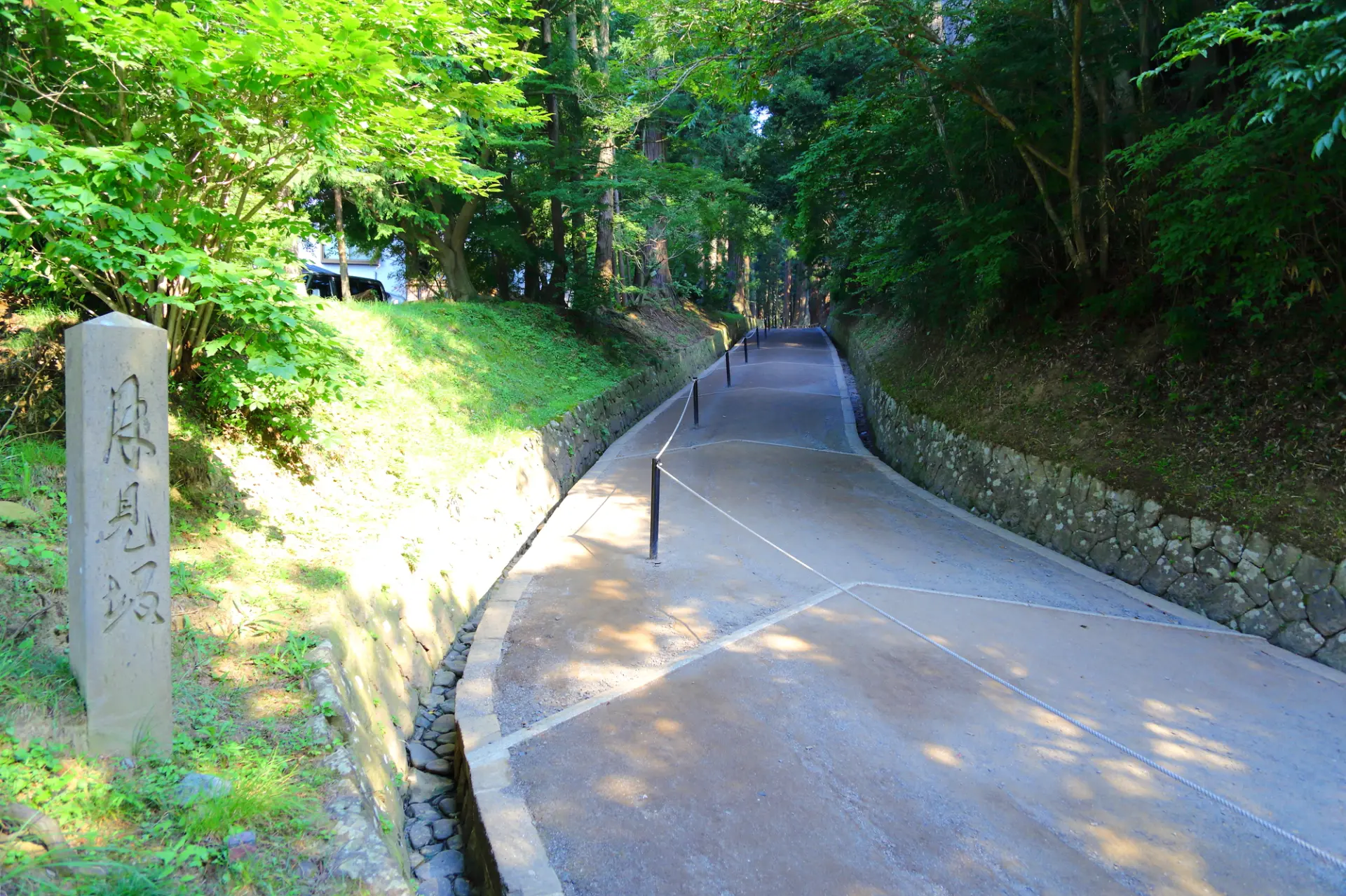 かつて松尾芭蕉も「月見坂」に立ち、平泉の栄華に想いを馳せたといわれる