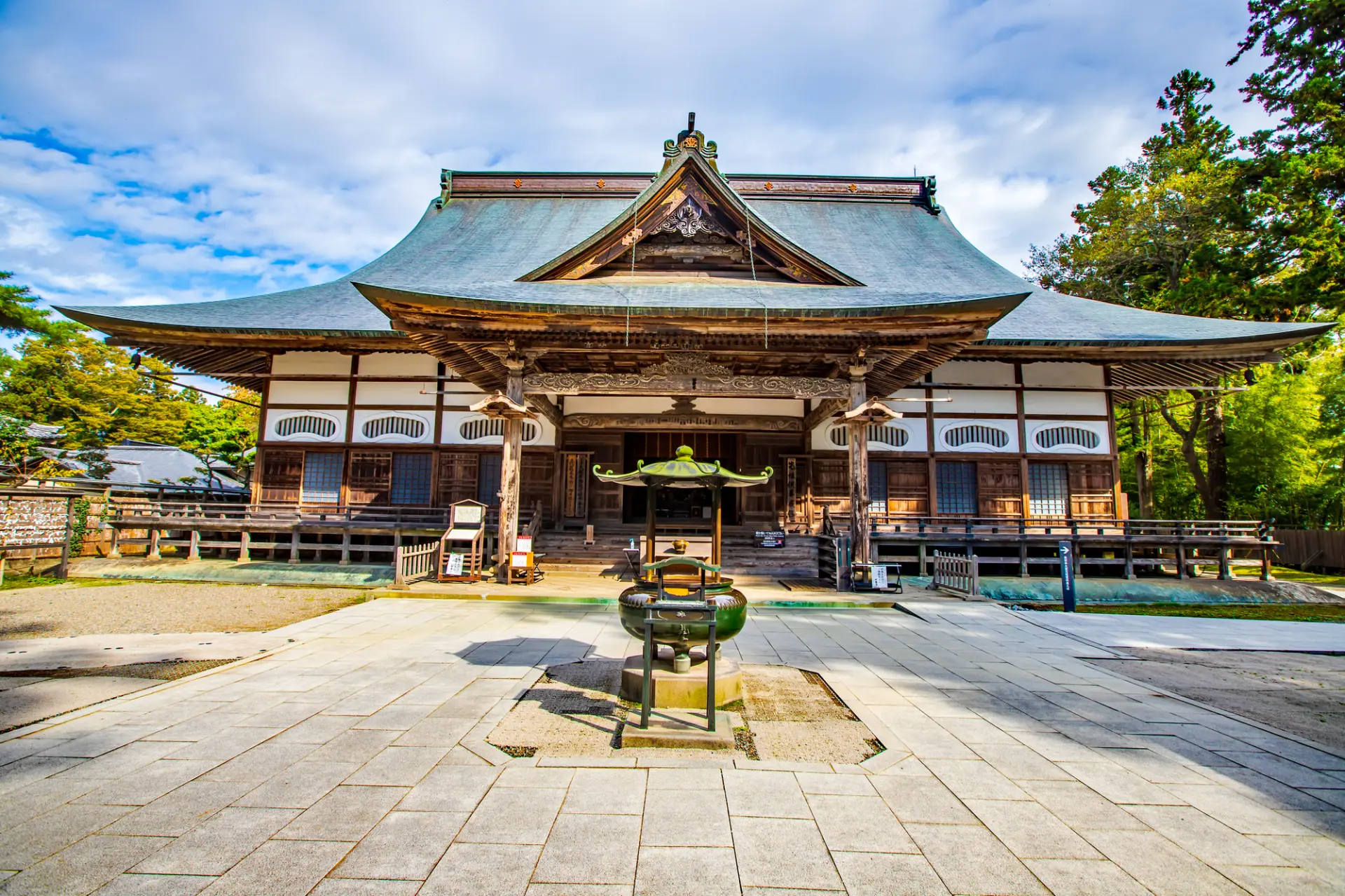 どこか温かみのある空気に包まれる「本堂」