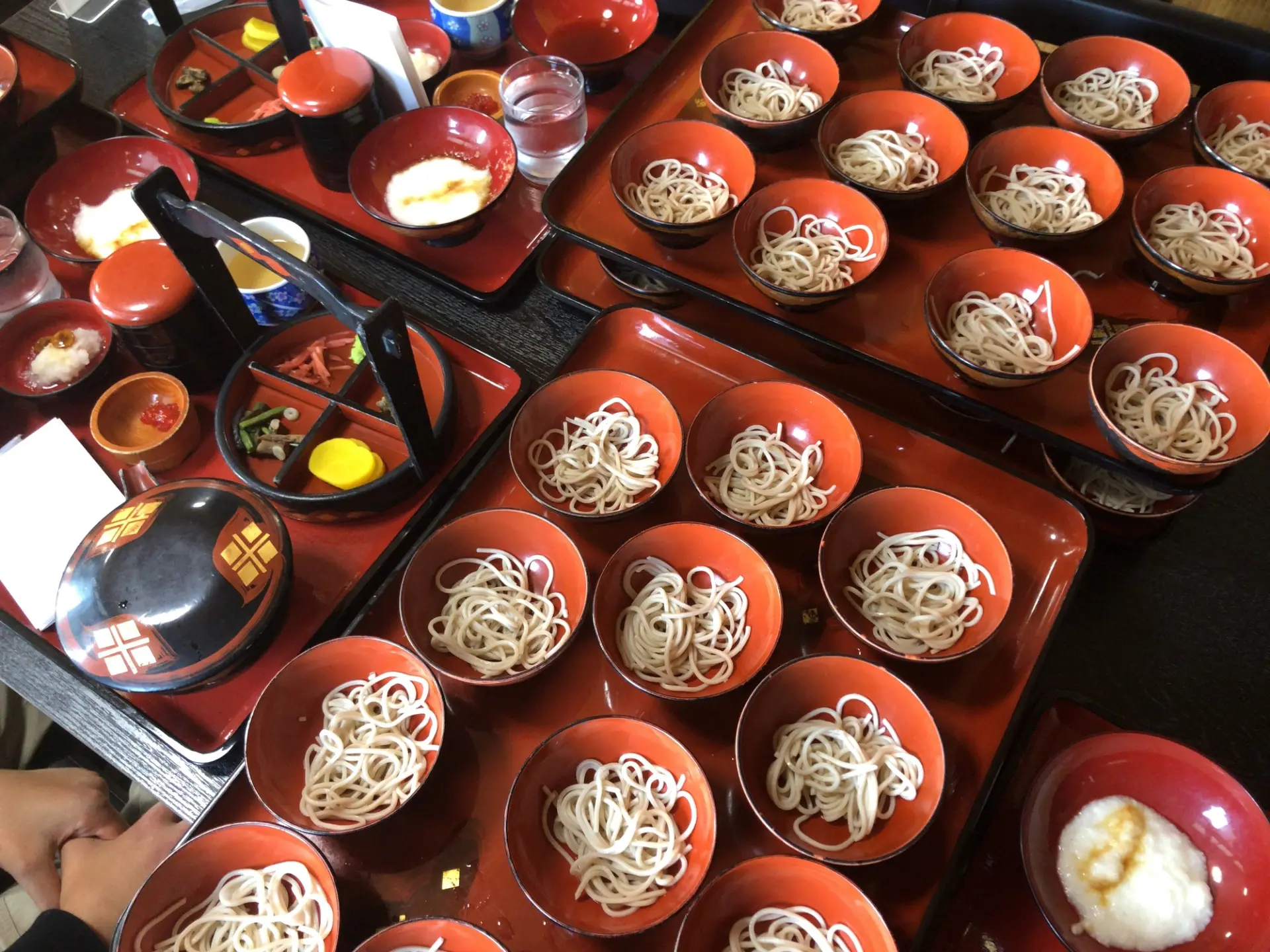 自分のペースでゆっくり楽しめる名物「平泉わんこそば」(写真はイメージです)