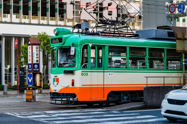 高知市内では路面電車が走り、街歩きとあわせて観光スポットを巡りやすい