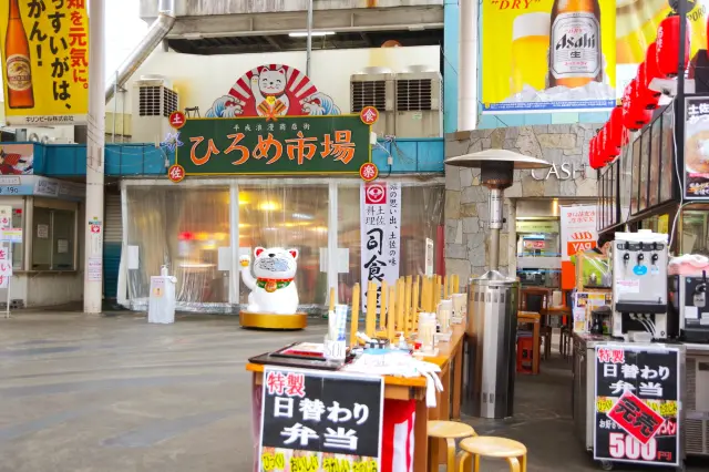 高知市街地では、ひろめ市場のようなローカルな街歩きスポットも多い