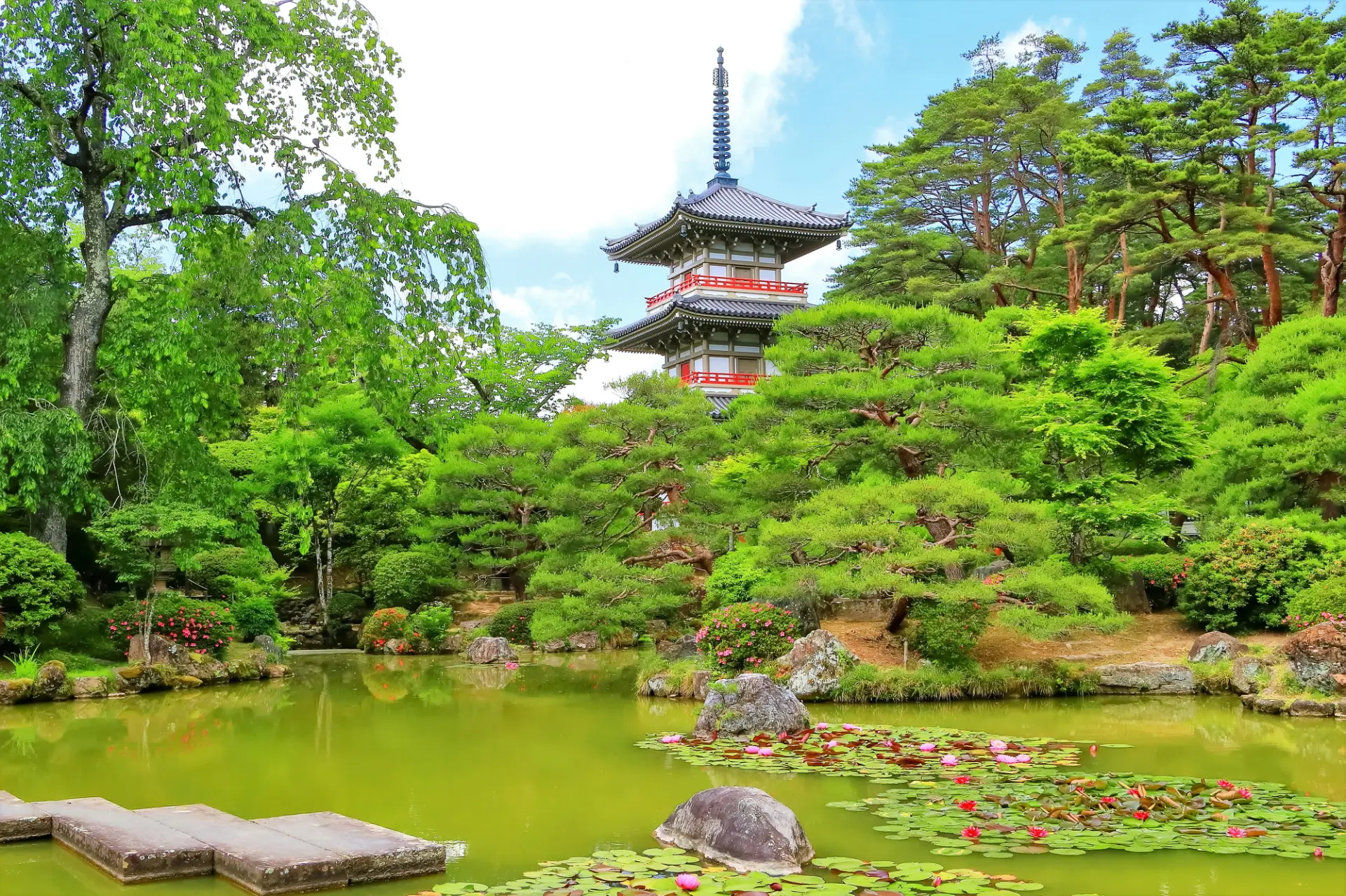 東北屈指の美しさを誇る日本庭園では四季折々の自然が堪能できる