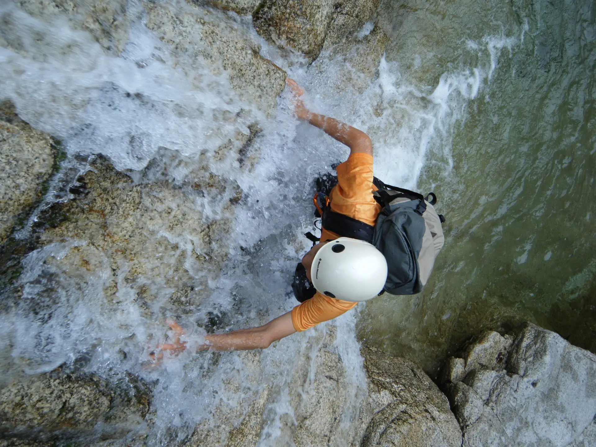 水しぶきを浴びながら岩場を進むシャワークライミングは、夏の峡谷ならではの爽快感を味わえる