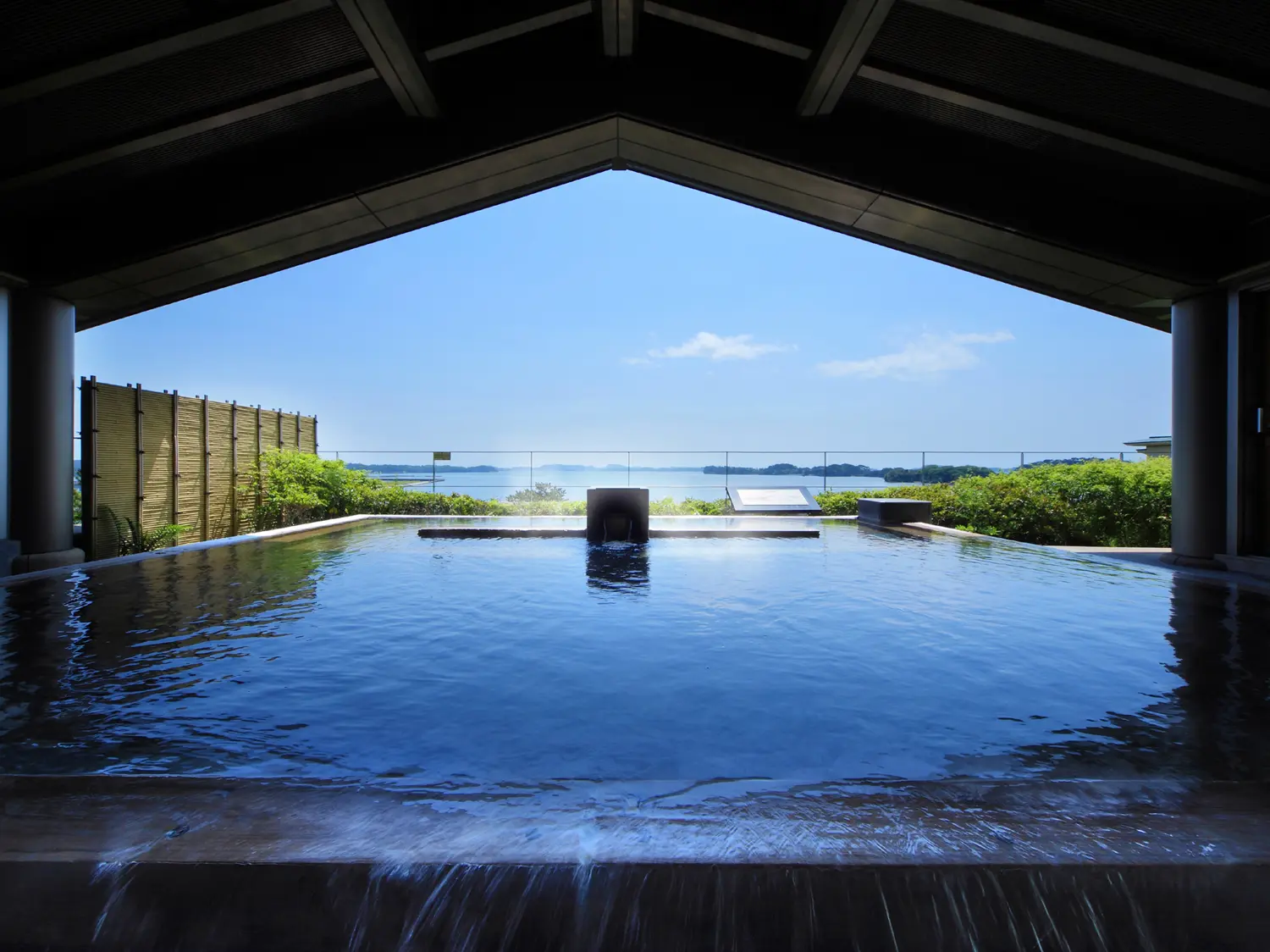 眺望自慢の最上階の露天風呂「八百八島」