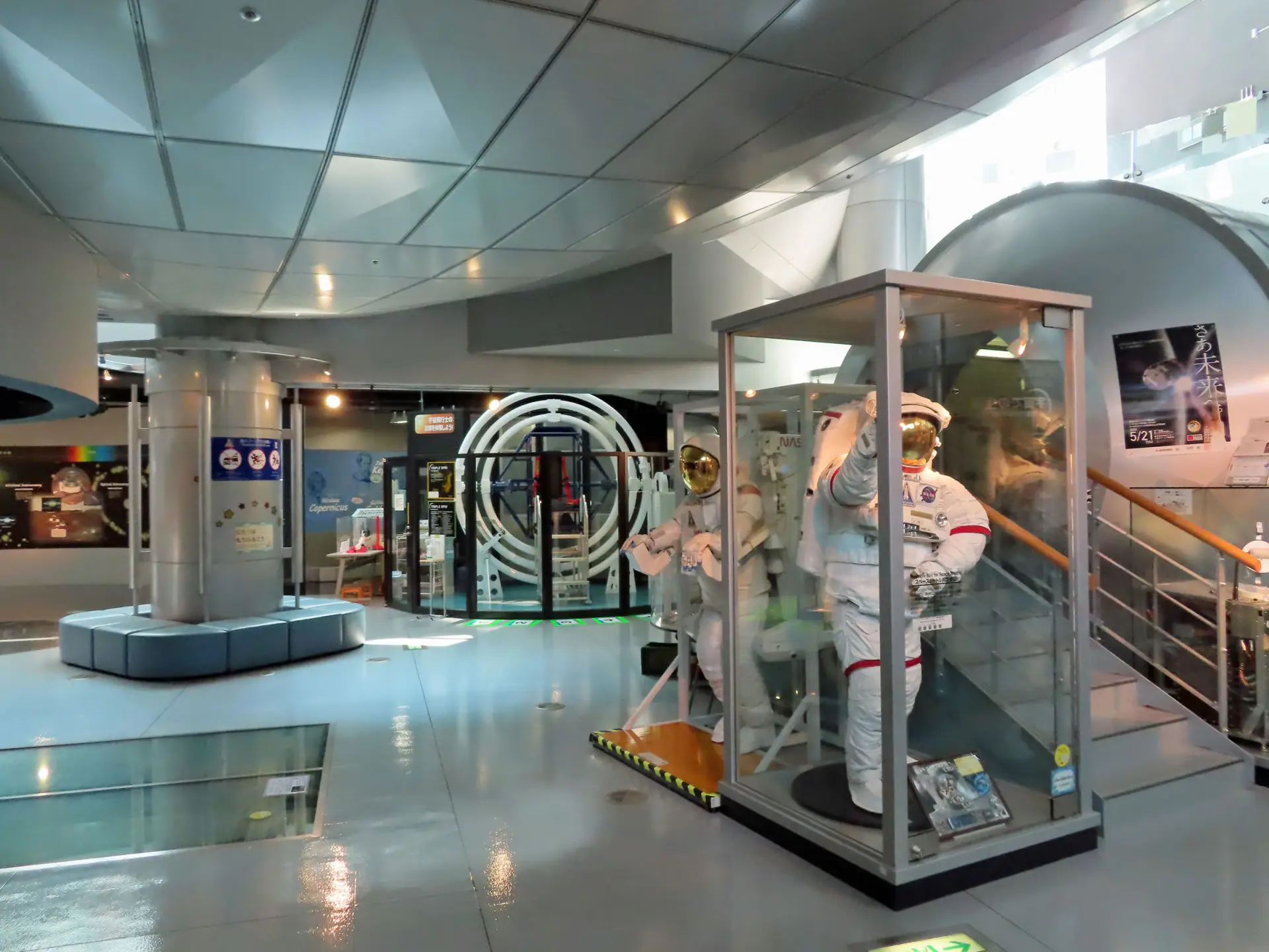 展示ゾーンでは宇宙に関する知識が学べる展示・体験が多数