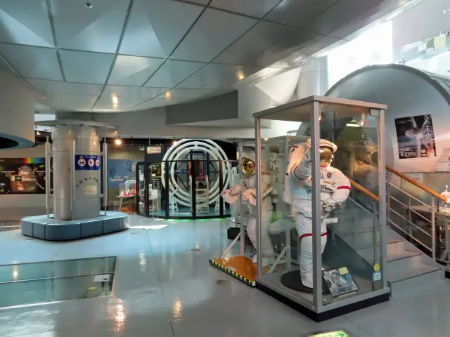 展示ゾーンでは宇宙に関する知識が学べる展示・体験が多数