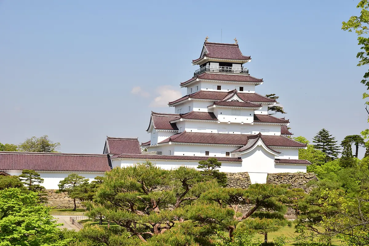 正式名称は若松城。赤瓦の城は全国でもここだけ