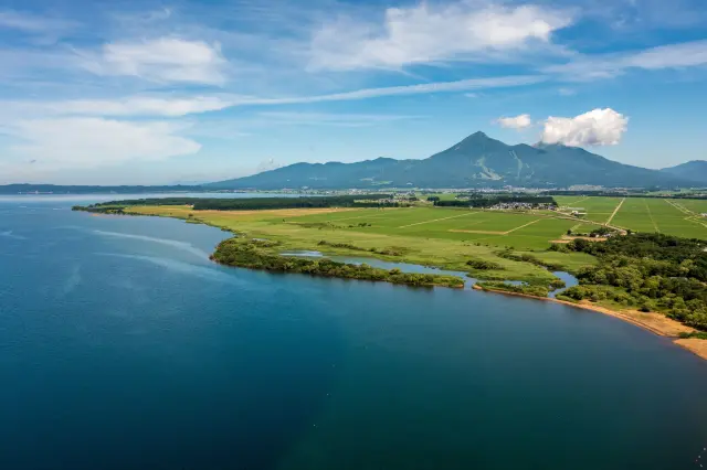 日本で4番目の広さを誇る湖。対岸に見えるのは威容を誇る磐梯山