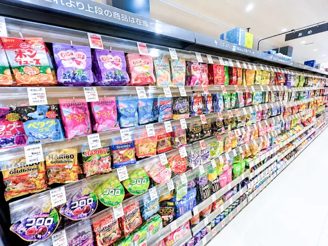 食品與日用品種類豐富，連在地居民也常前來採買