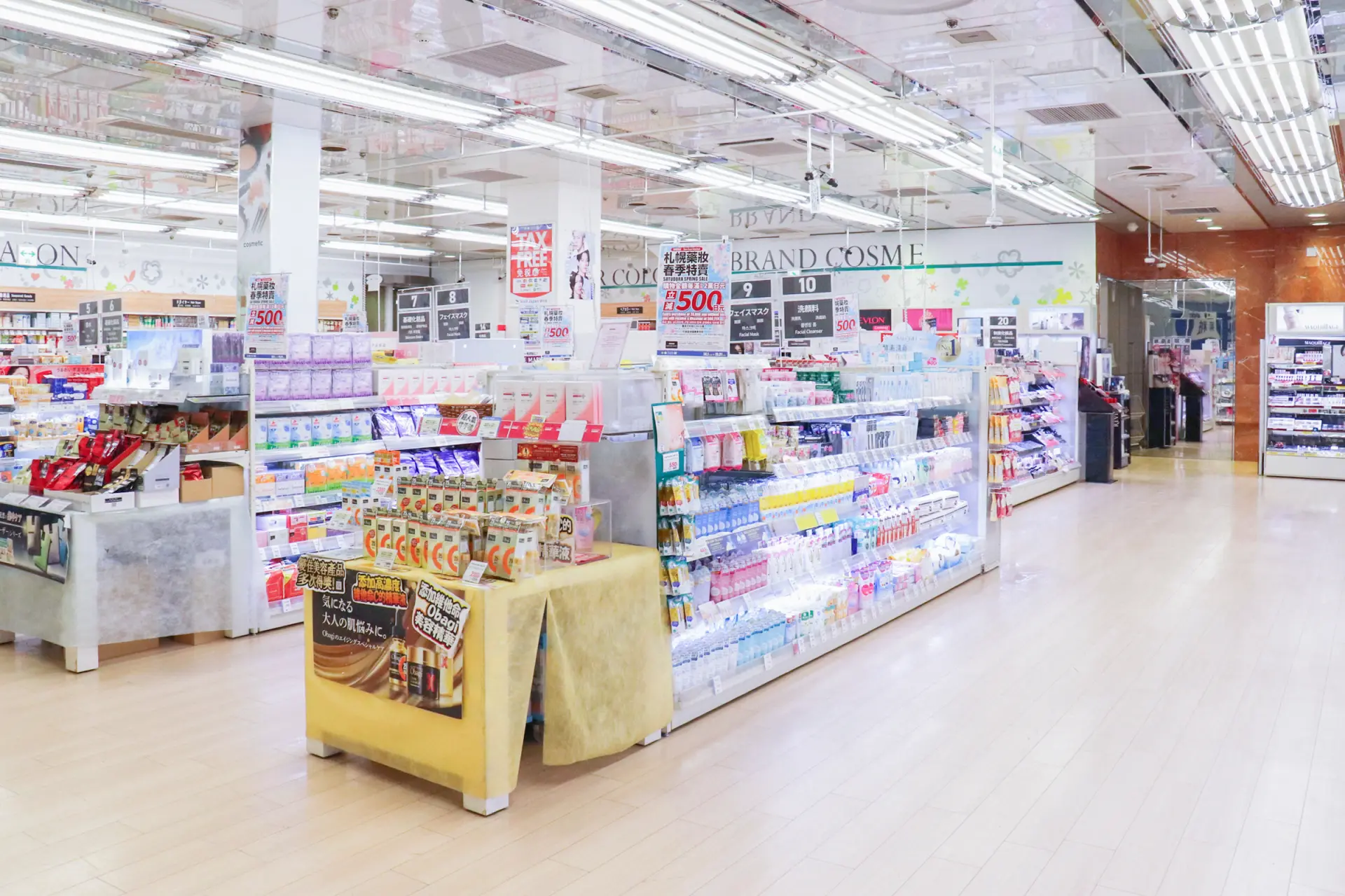 通路幅も広く買い物がしやすい店舗設計
