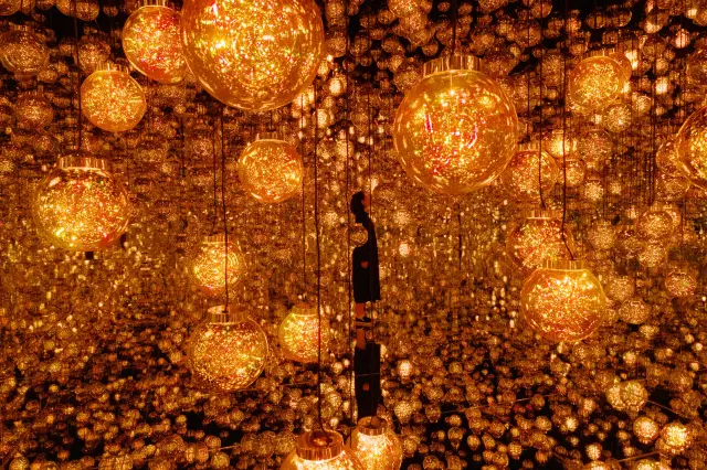 透過無數球體變化光線的新作
teamLab《泡泡宇宙：實體光，光之肥皂泡，晃動之光，環境產生的光 ── 一筆》