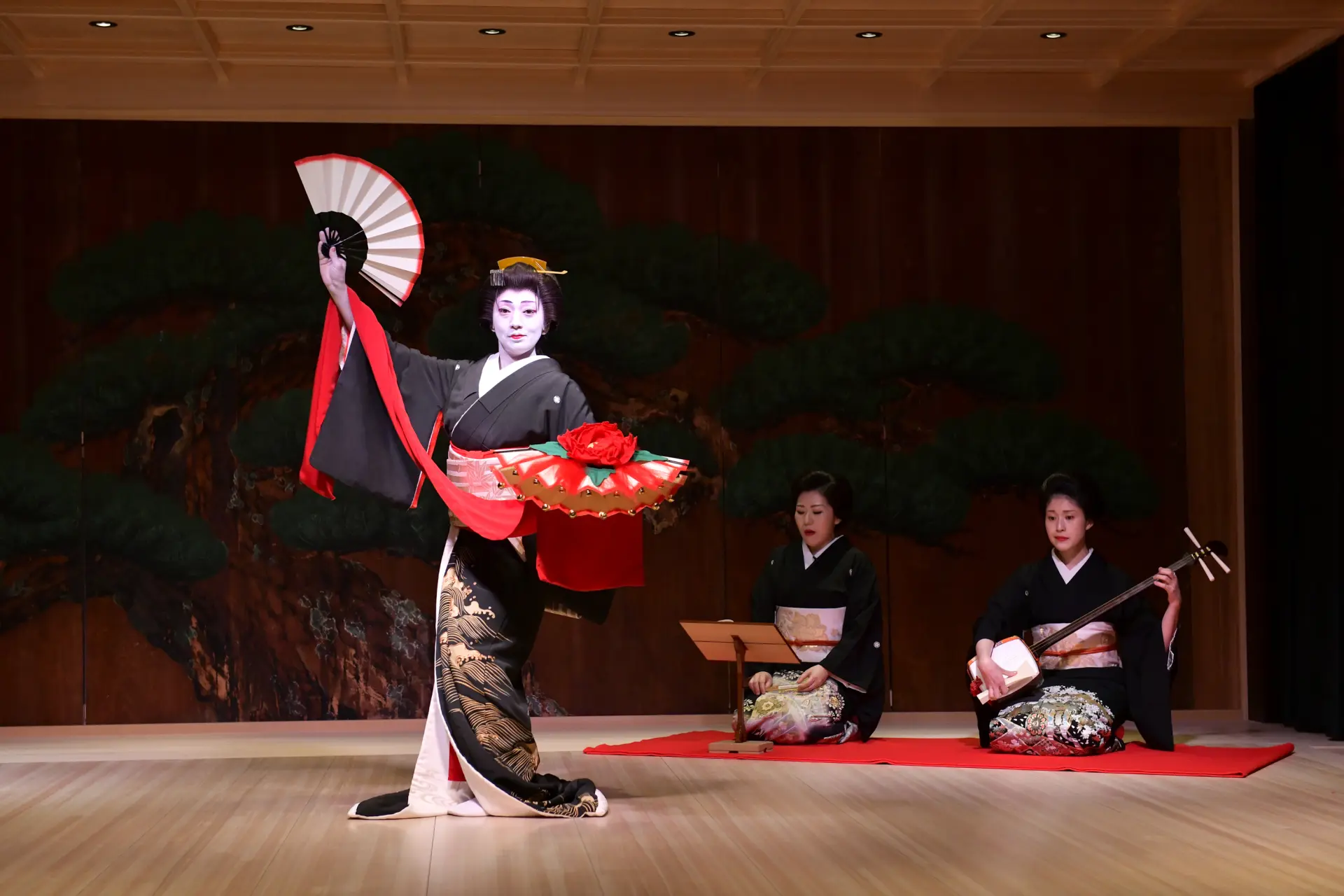 伝統芸能のライブを鑑賞しながら和食のコースを楽しめる
