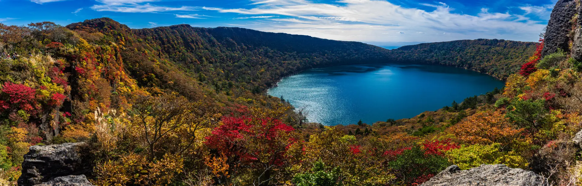 青い湖面と紅葉のコントラストが美しい大浪池