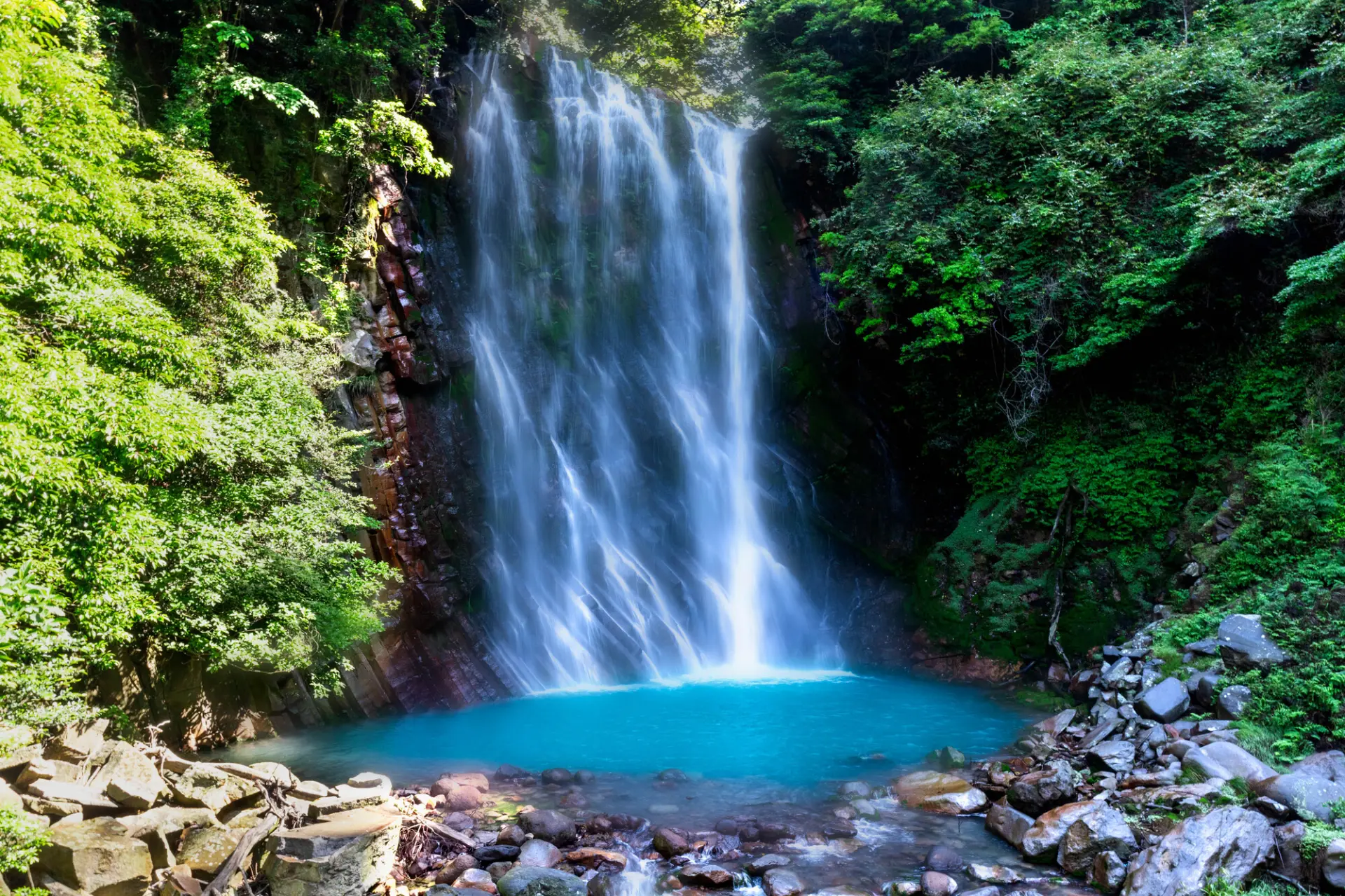 温泉の成分を含む水で滝壺が青く見える日も