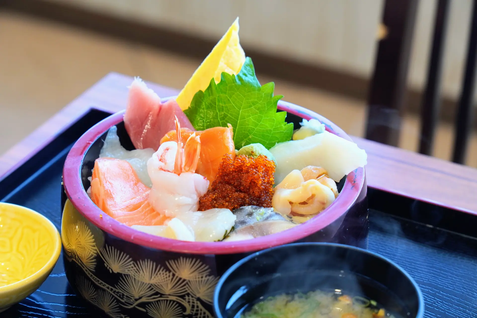 時期によってネタが変わる魚常海鮮丼