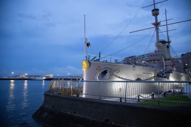 記念艦と東京湾が織りなす景色がみられる横須賀エリア