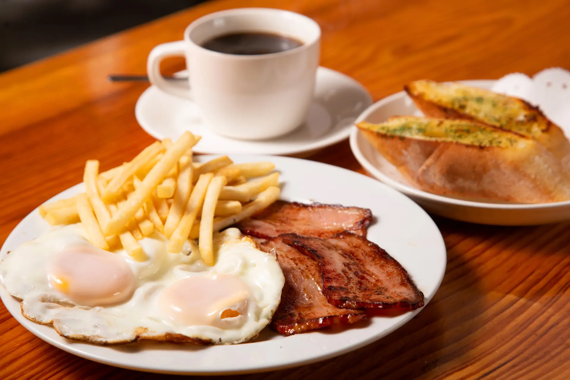 プレートにコーヒー、バゲットもつく「BREAK FAST」