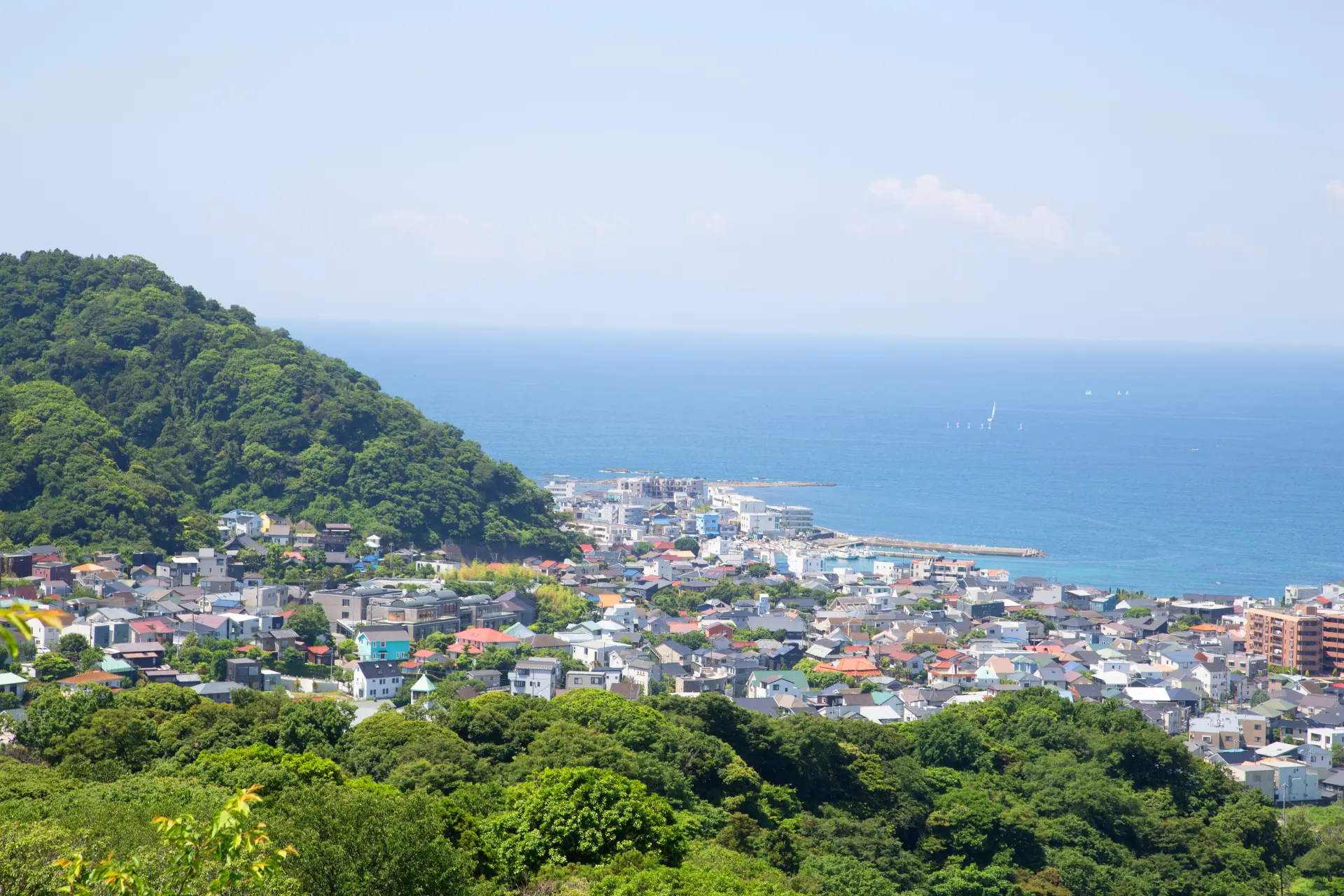 日本のヨット発祥の地としても知られる葉山、海に浮かぶ白いヨットまで見渡せる。