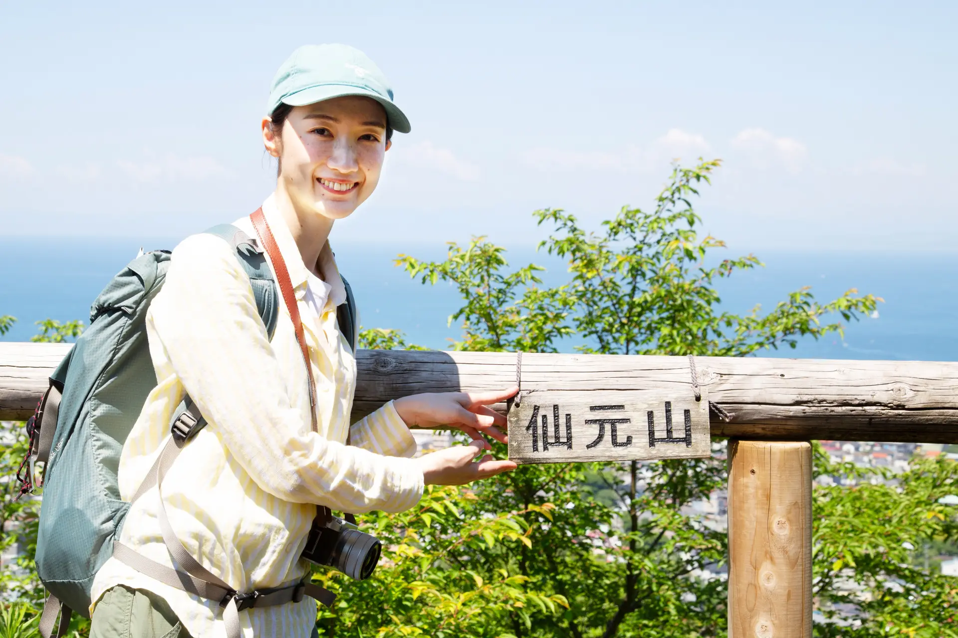 山頂プレートとの記念写真で嬉しさもひとしお