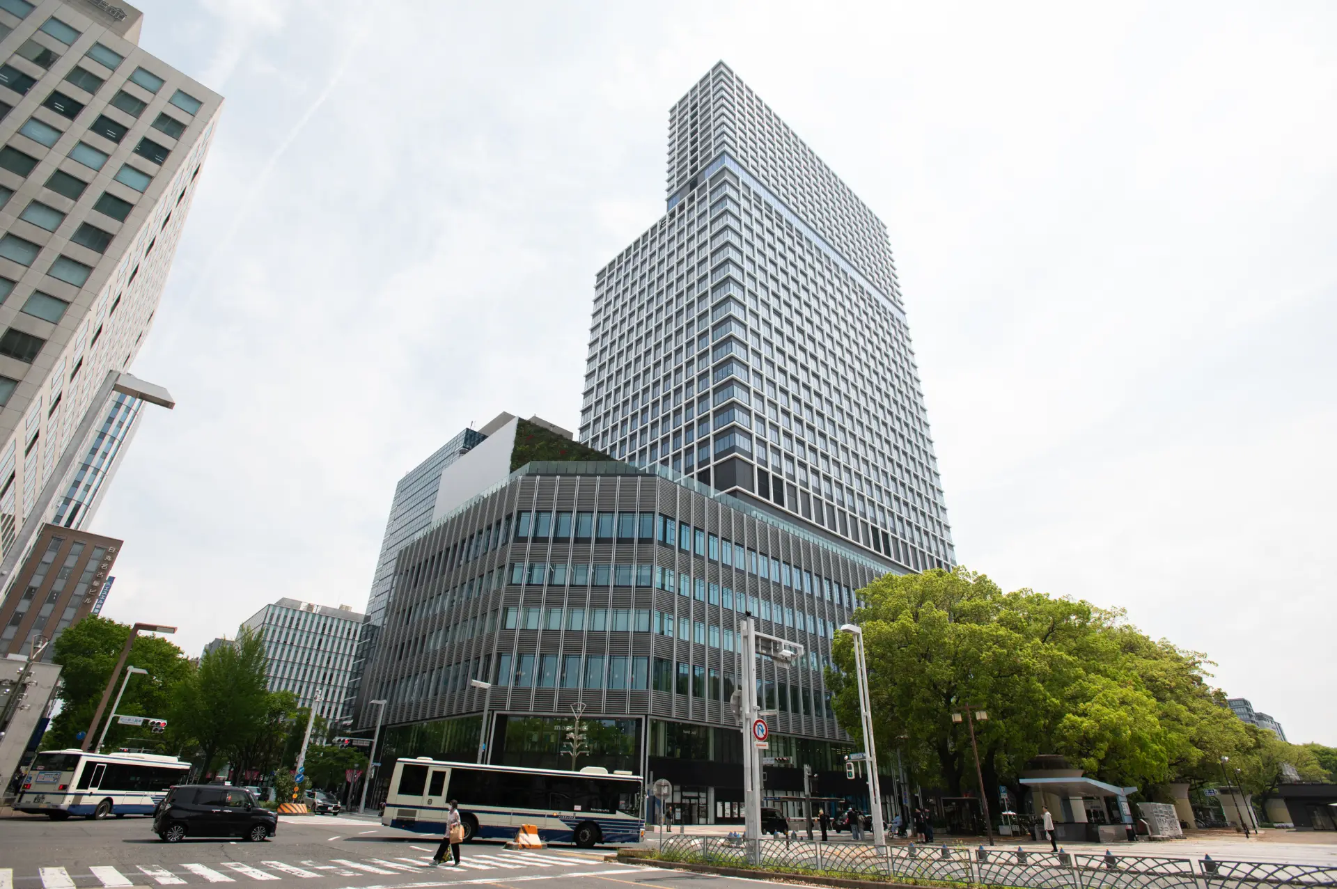 中日大楼地下楼层直通荣地下街，交通十分便利