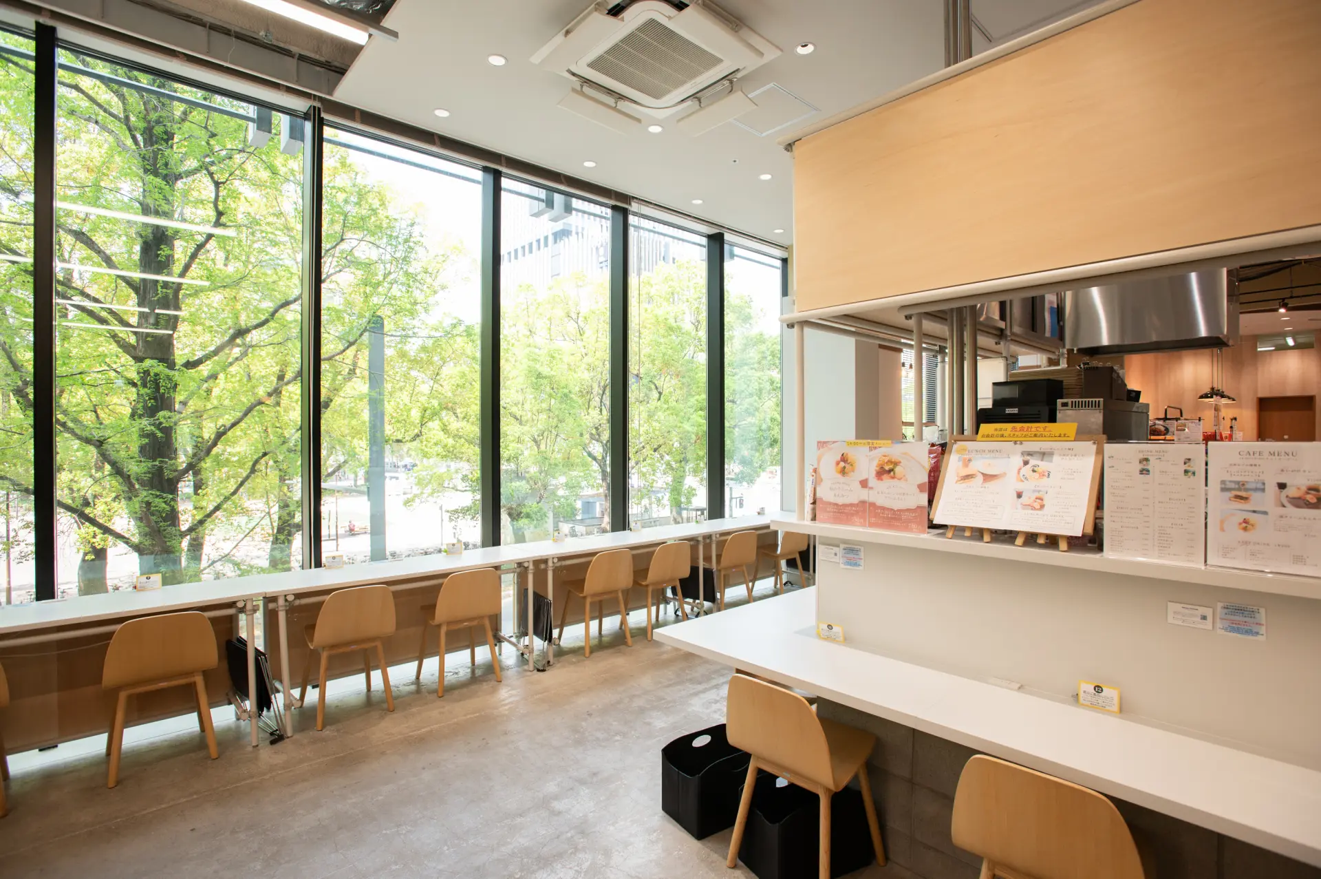 设有可眺望久屋大通公园绿意的内用座位区