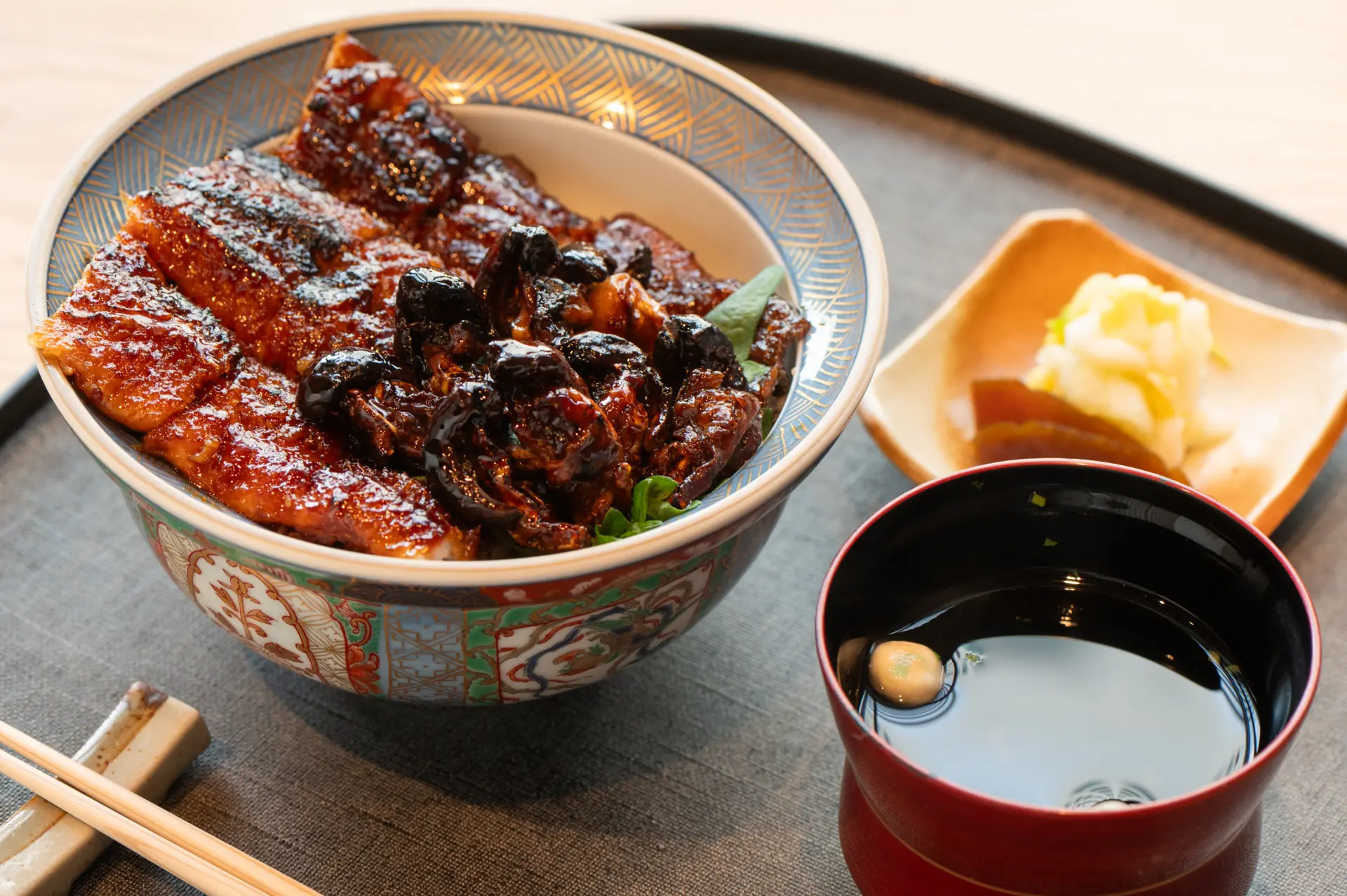 兼光名物「炭火手烤鳗肝丼」3,800日元