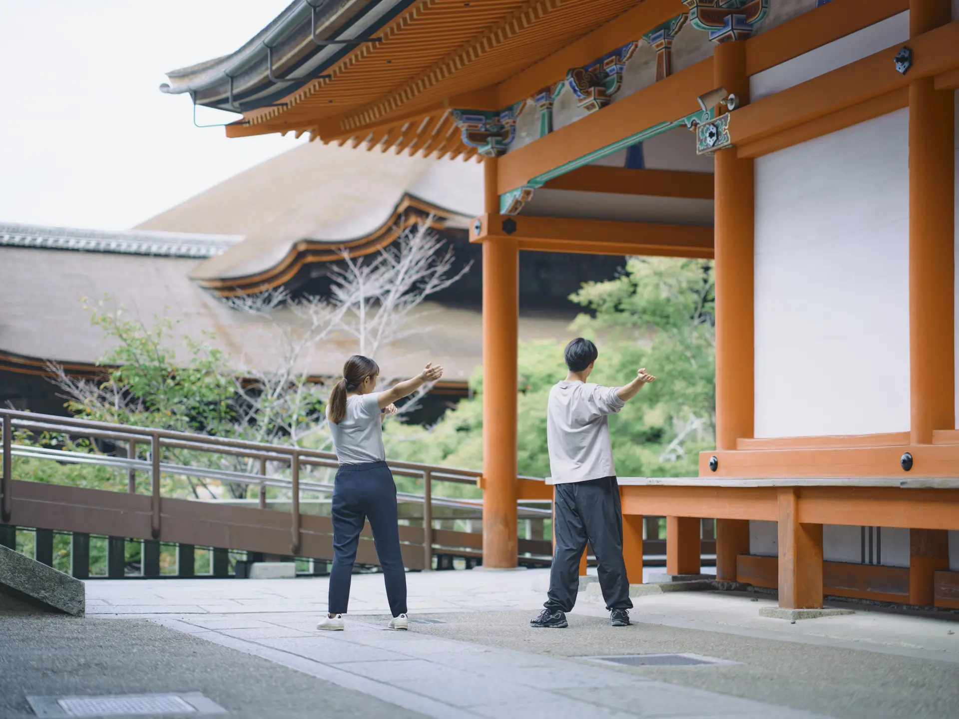 有志がラジオ体操を行う奥の院
