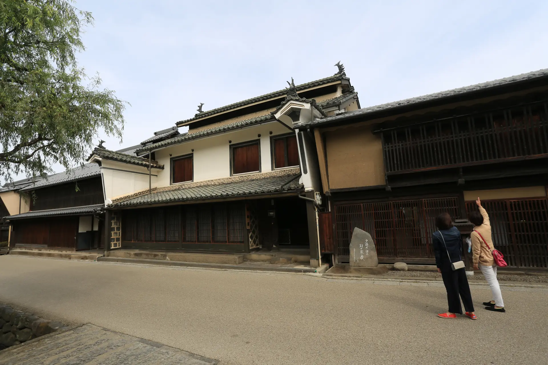 江戸と明治以降の建物が調和する独特の景観