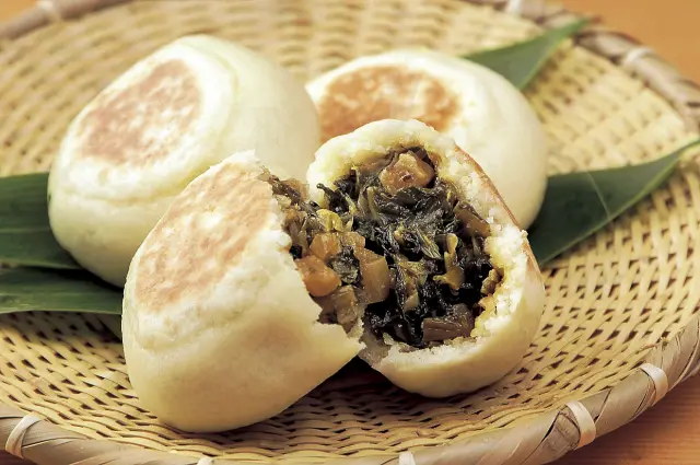 信州の郷土料理、おやき。囲炉裏端で焼く昔ながらのスタイル