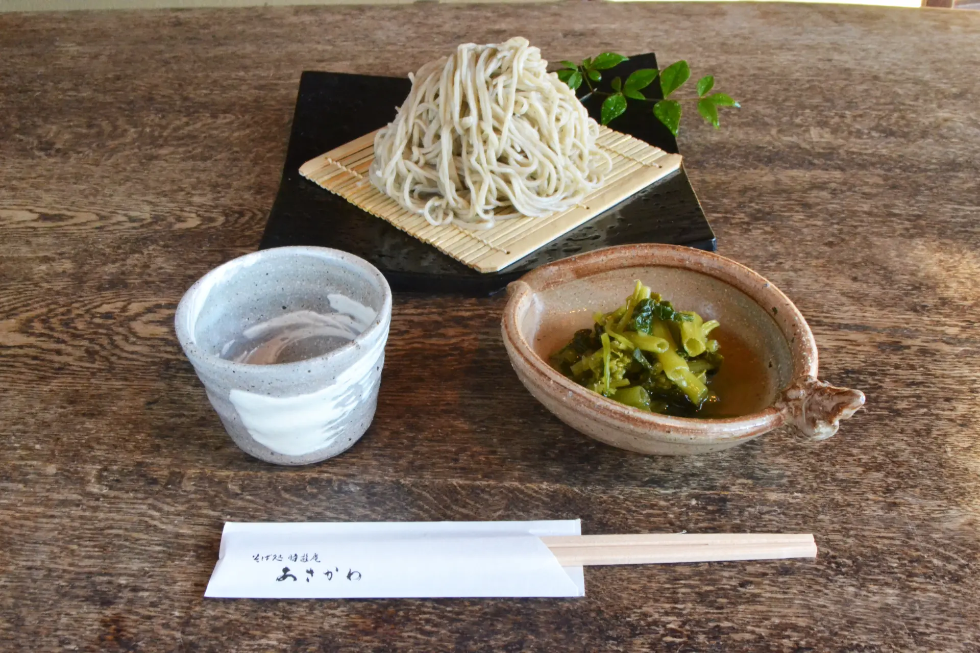 信州長野の名産コンビが織りなす地元の逸品「わさびの花芽薬味ざるそば」
