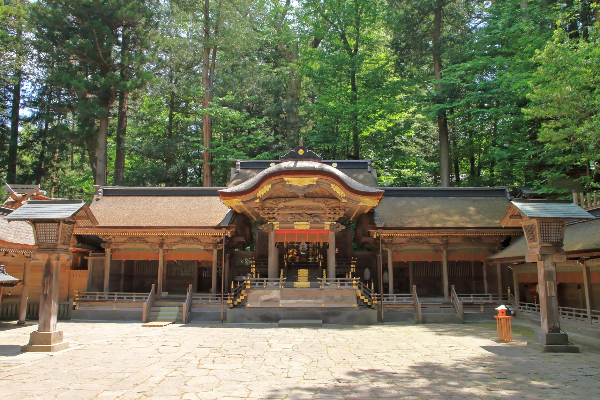 諏訪大社上社本宮の拝殿。後背の御神体山をお参りする