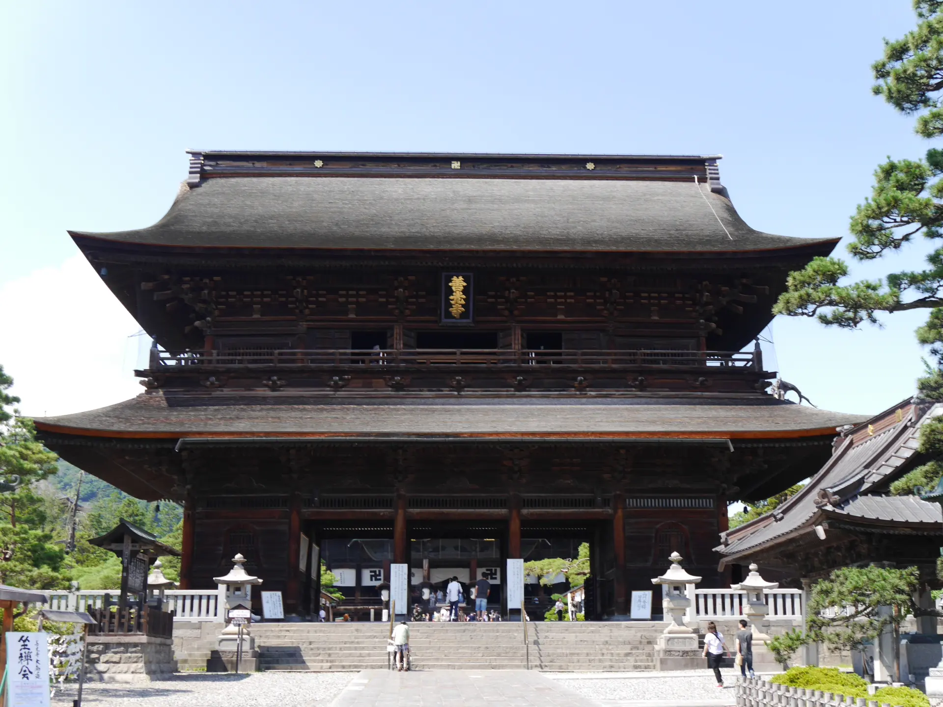 創建約1400年の歴史を誇る善光寺の山門