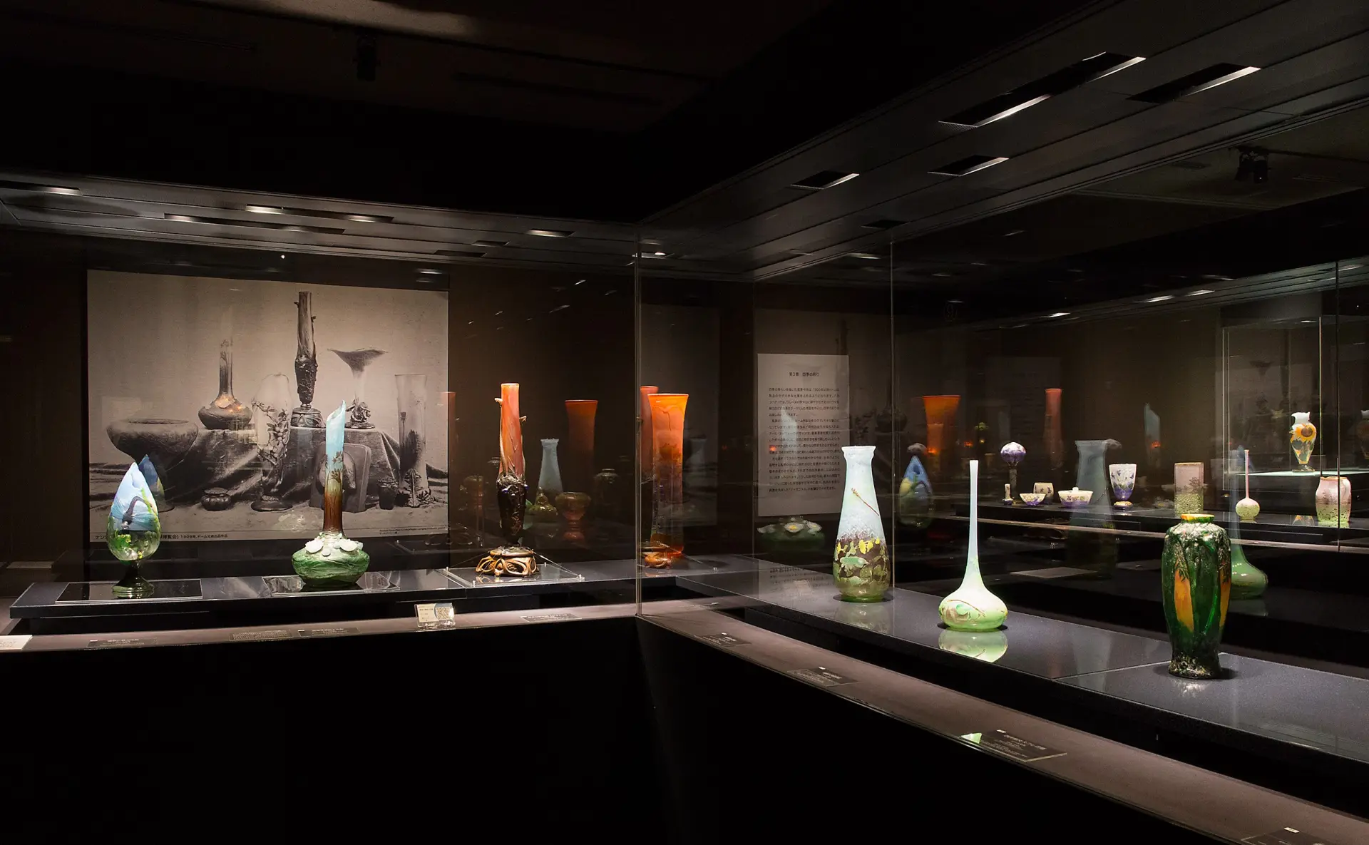 エミール・ガレやドーム兄弟の作品を展示する「ガラス工芸展示室」