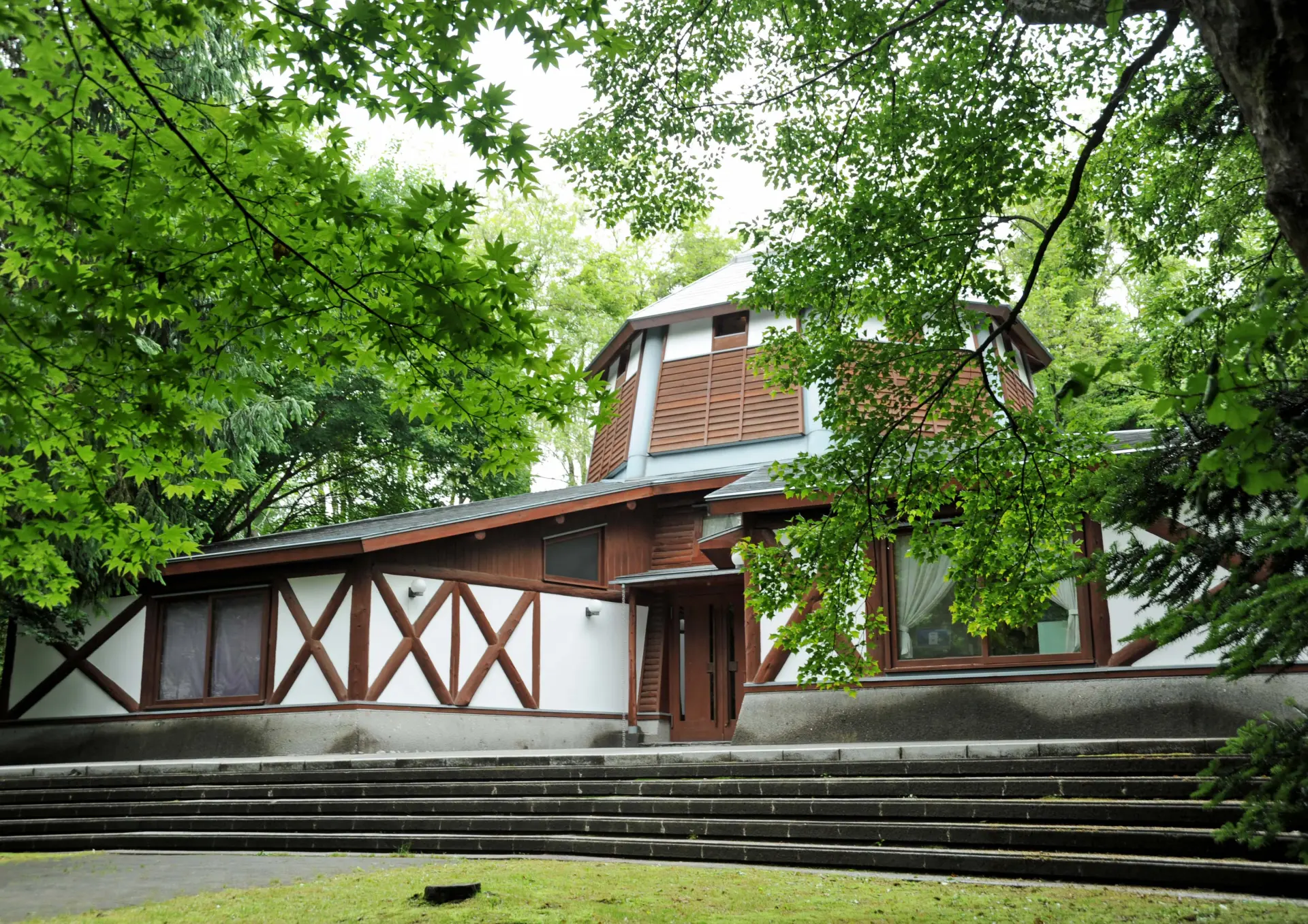 森の中にたたずむ「軽井沢絵本の森美術館」