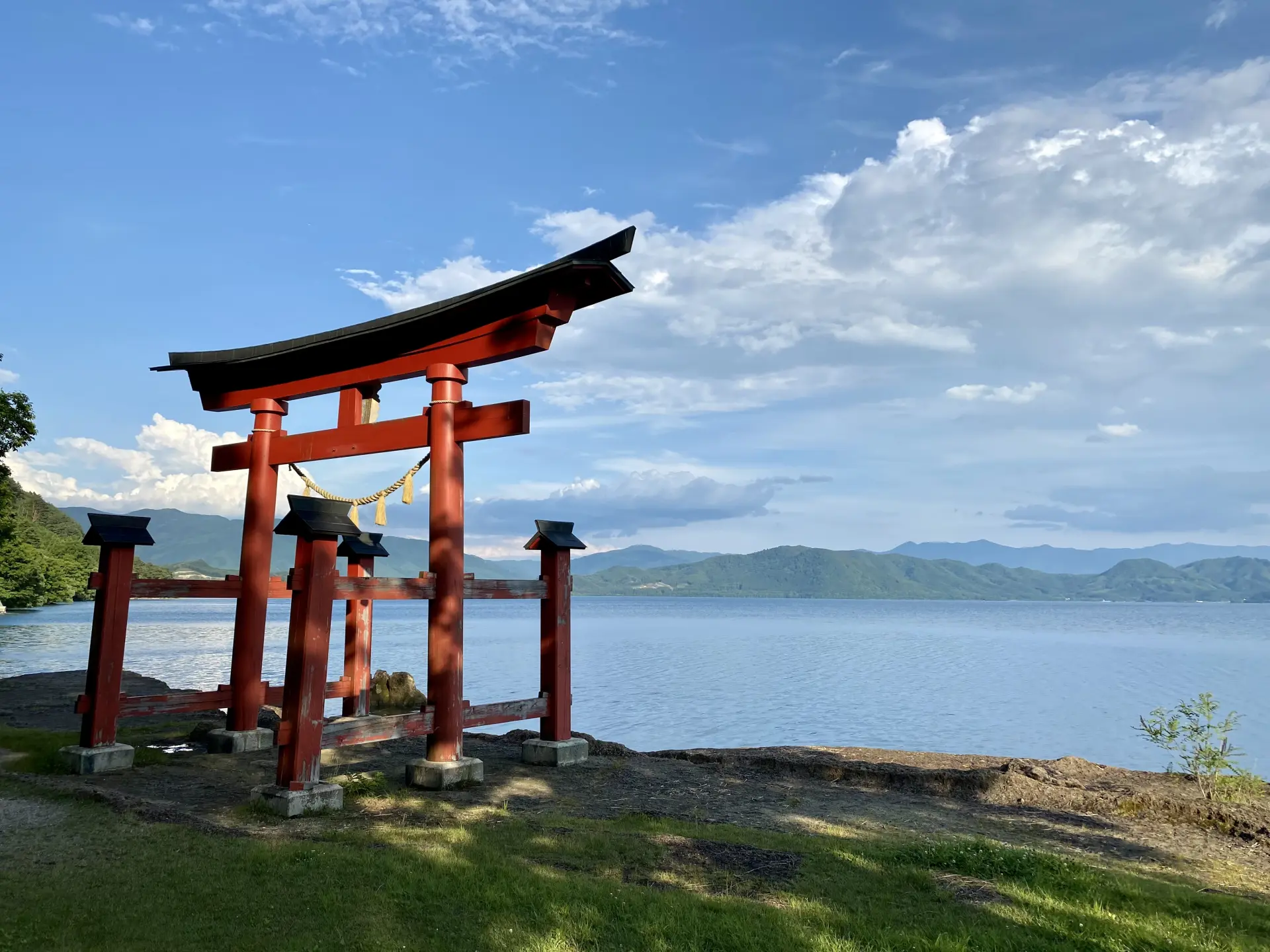 周囲約20kmの湖畔には「御座石神社」など歴史ある名所・旧跡などの観光スポットが点在する