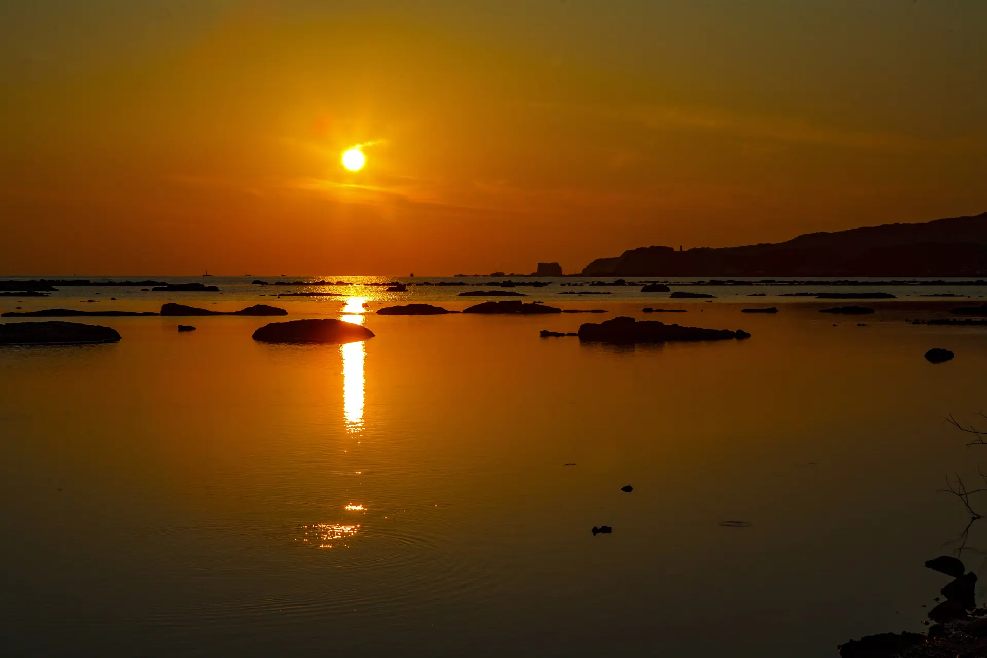 沈みゆく夕日が鏡のような水面に映り込む様子は圧巻の美しさ