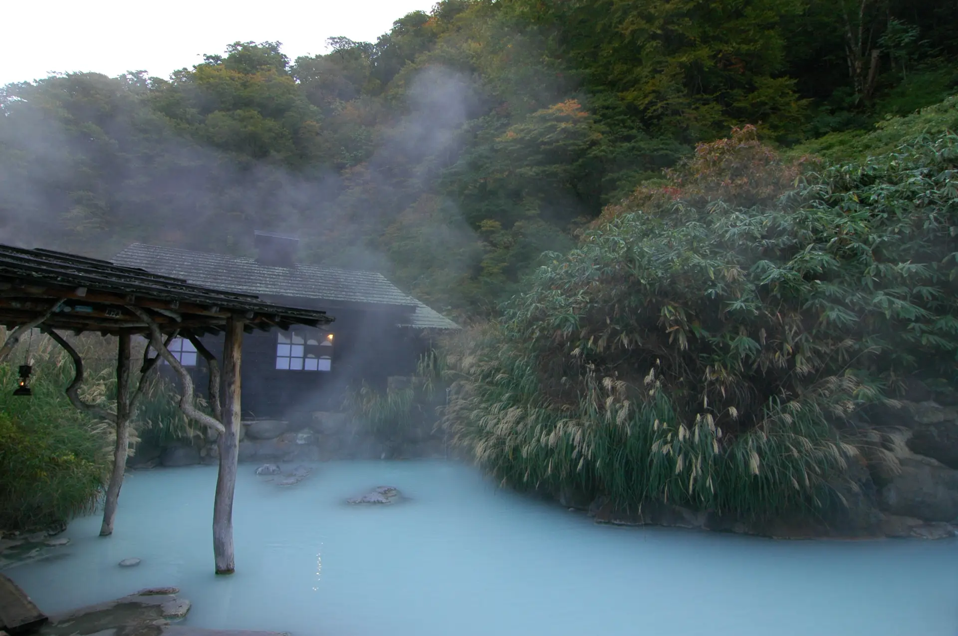 混浴露天風呂へは女性専用の露天風呂から湯に入ったまま入ることができる