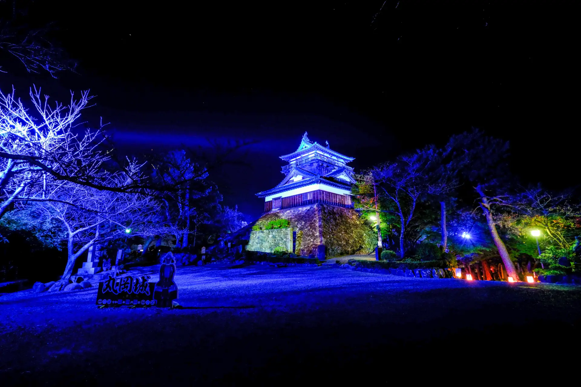 夜には映像演出により、幻想的な姿を見せる丸岡城