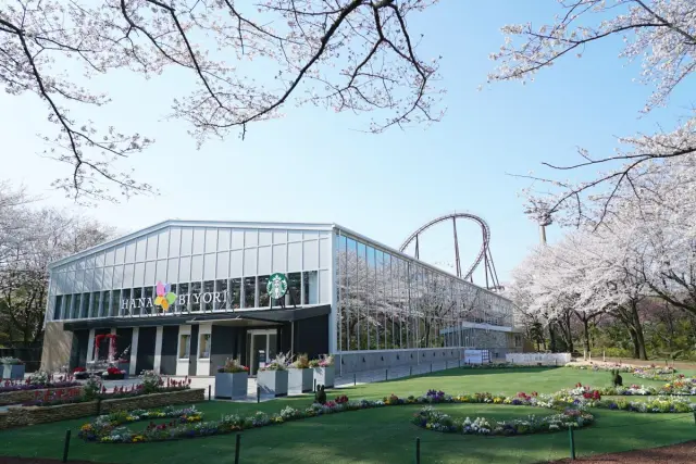溫室周圍展開色彩繽紛的花園