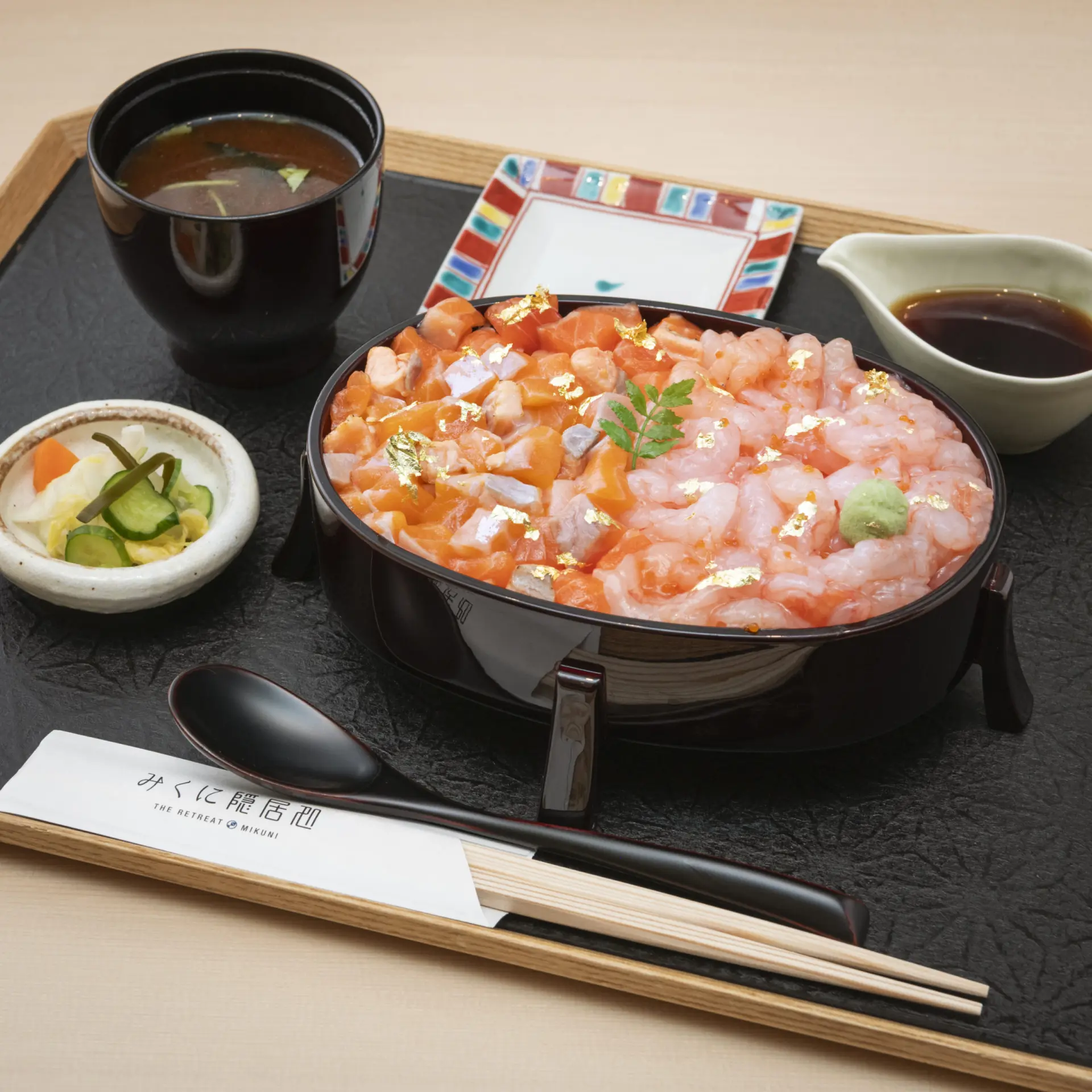 食材の鮮やかな色が映える、華やかな一杯