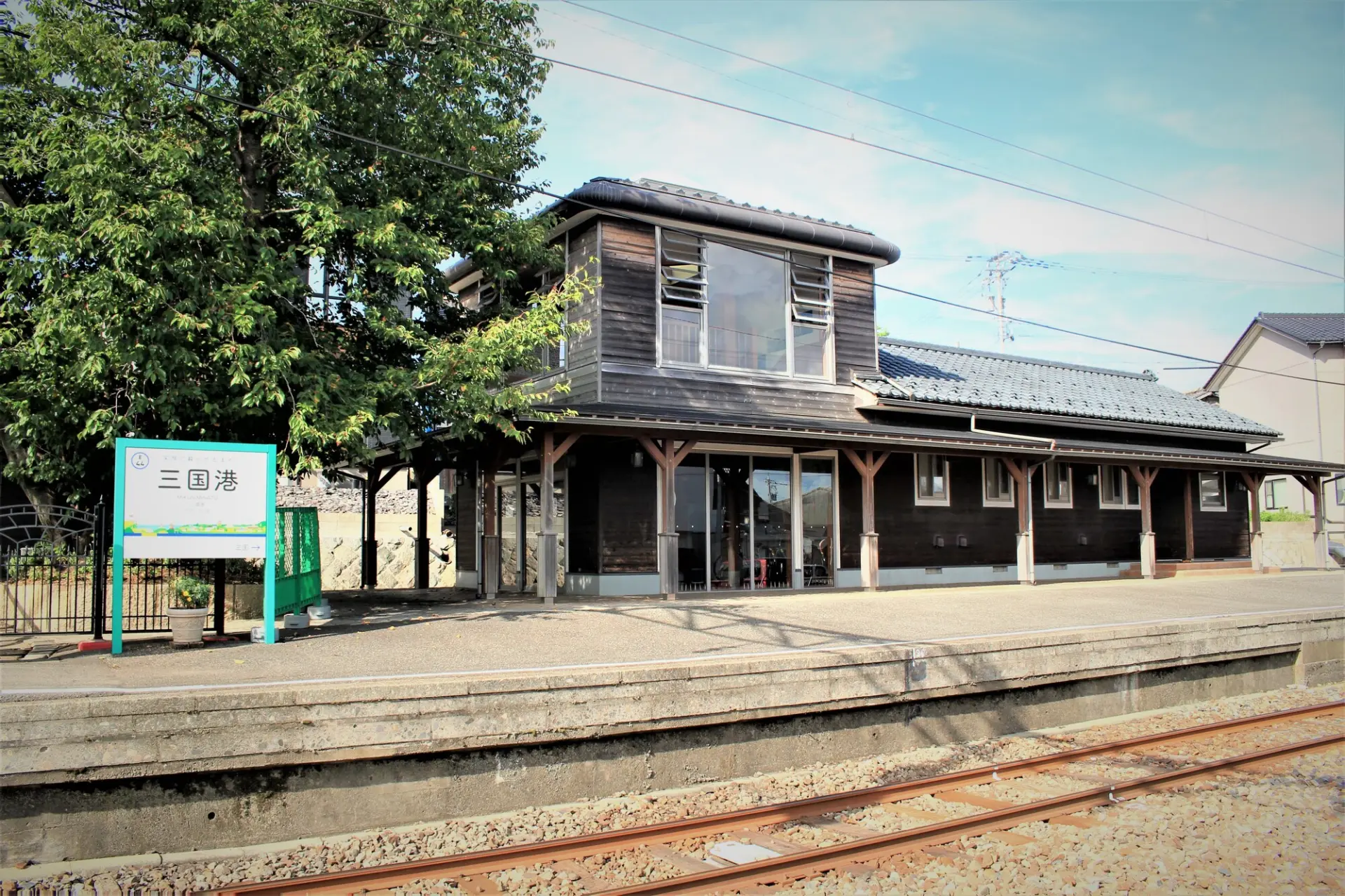 旅情を感じる「三国港」駅