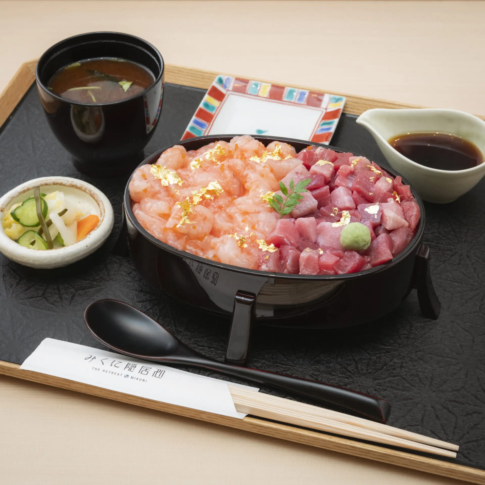 ネタとご飯をバランスよく楽しめる御重スタイル