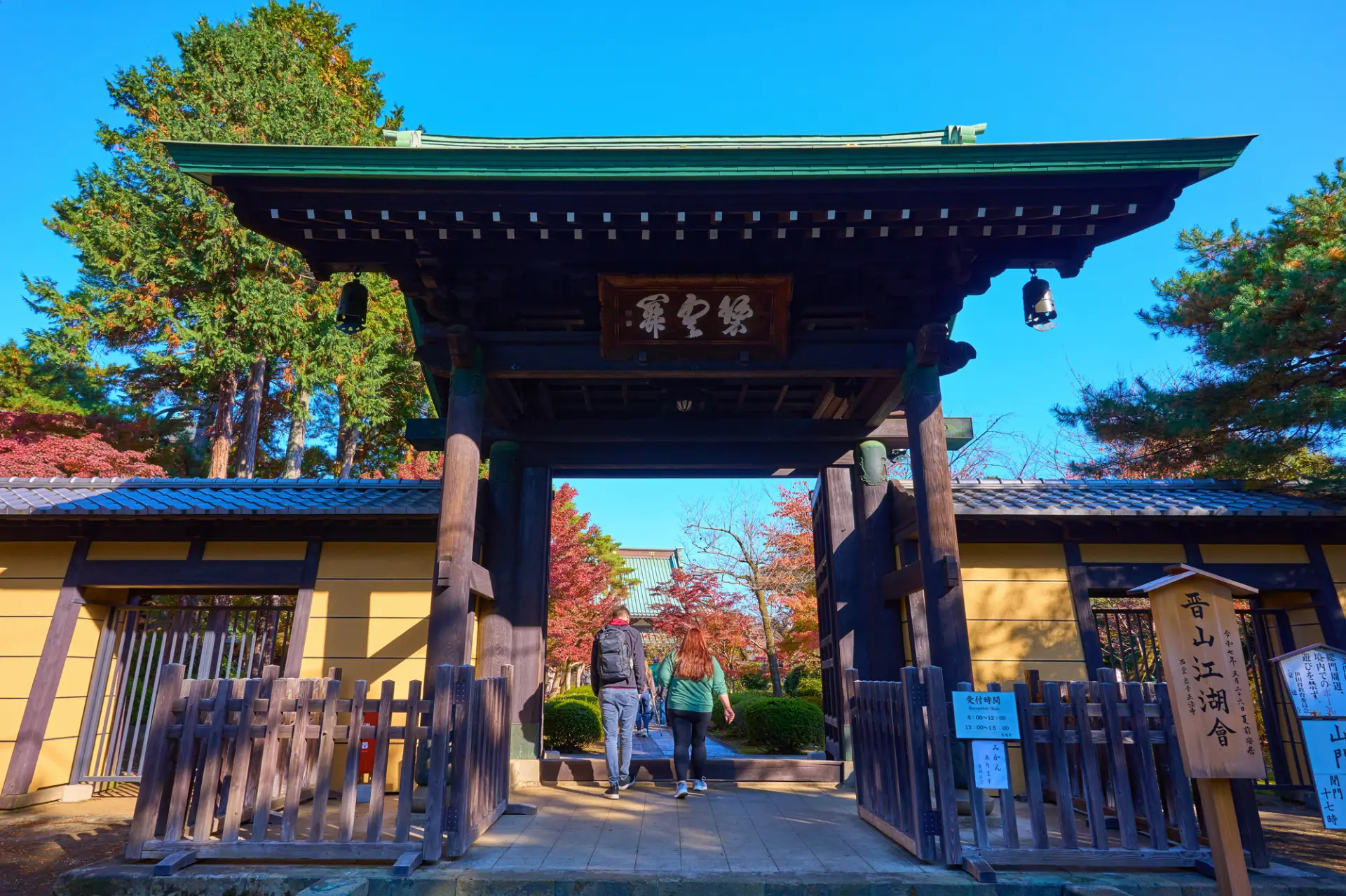 豪徳寺の魅力を静かに語りかける「山門」