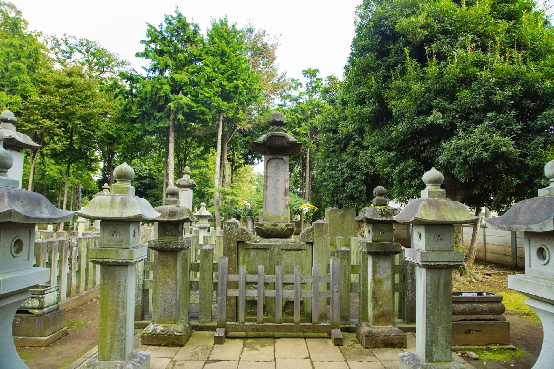 招福殿とは対照的に厳かな雰囲気に包まれる「井伊家墓所」
