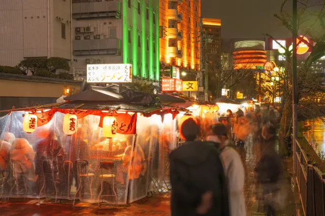 19時頃からたくさんの人で賑わう「中洲屋台街」
