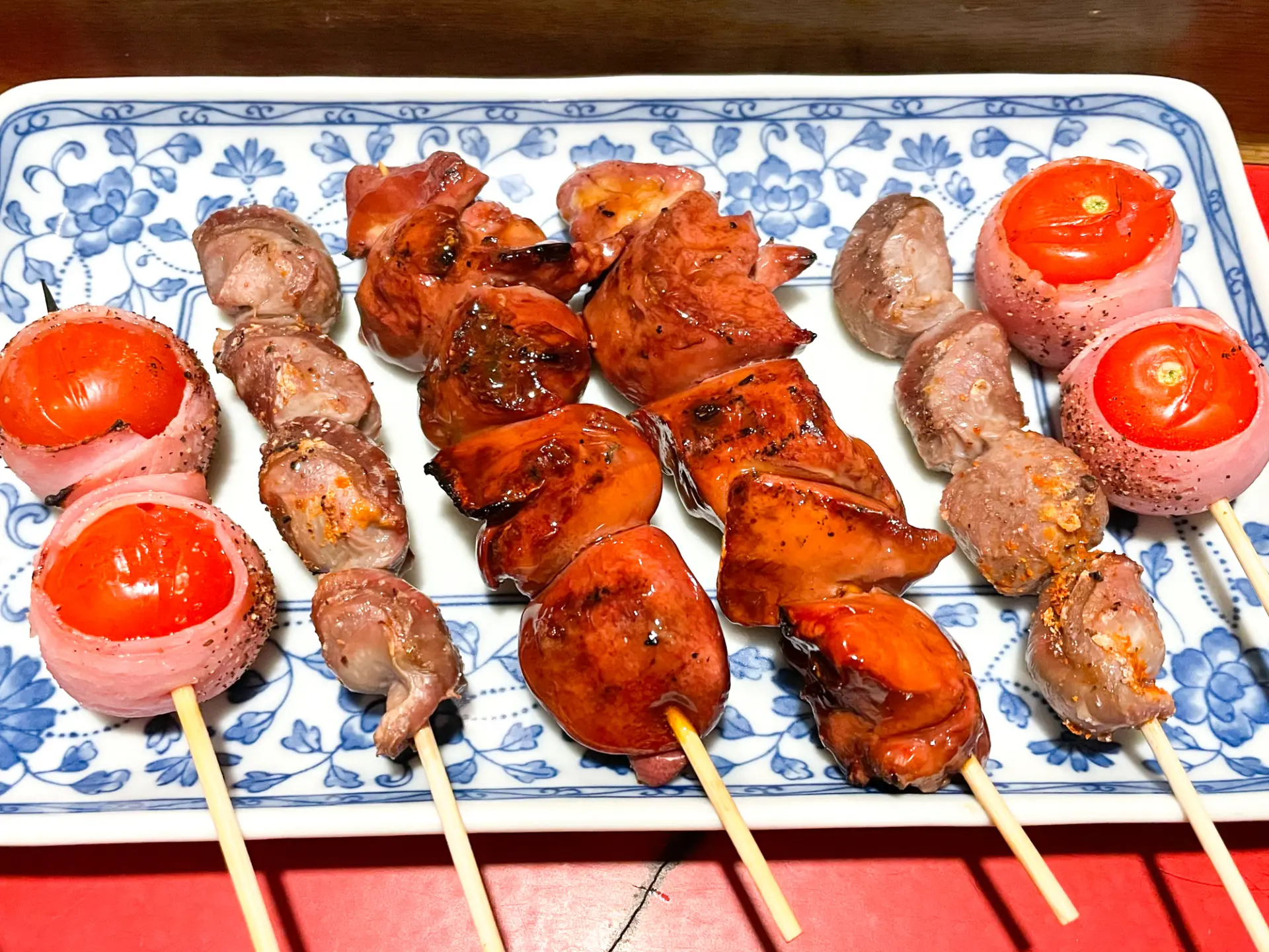 幅広い種類がメニューに並ぶ屋台街の焼き鳥