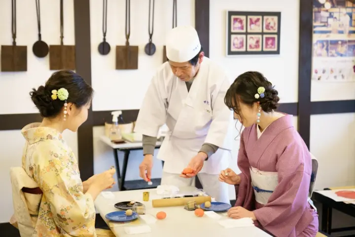 江戸時代から続く老舗で和菓子作りが体験できる