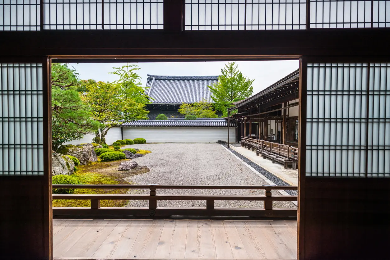 国宝の方丈から枯山水の庭園を望む（写真提供：iStock）
