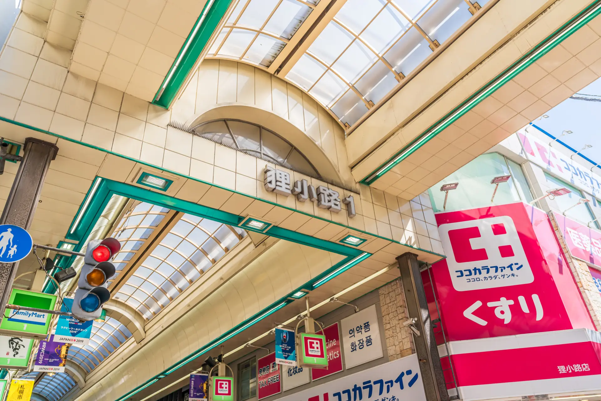 古くから続く店舗も多く、レトロな雰囲気が漂う商店街